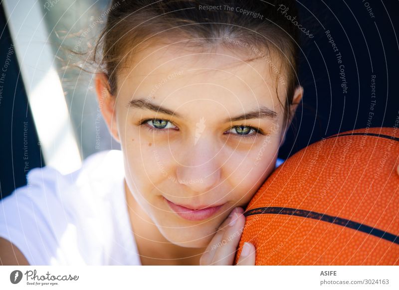 Sie liebt Basketball mehr als alles andere. Lifestyle Glück schön Gesicht Spielen Sport Frau Erwachsene Jugendliche Park Lächeln sitzen träumen niedlich Mädchen