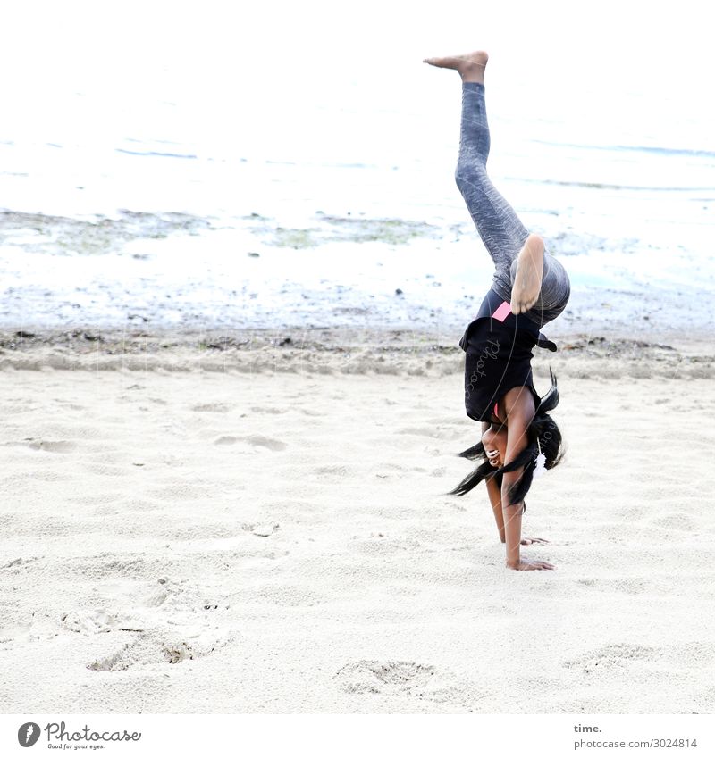 Gloria • Handstand am Sandstrand Sport Fitness Sport-Training feminin Mädchen 1 Mensch Umwelt Wasser Wellen Küste Strand Ostsee Bewegung lachen Fröhlichkeit
