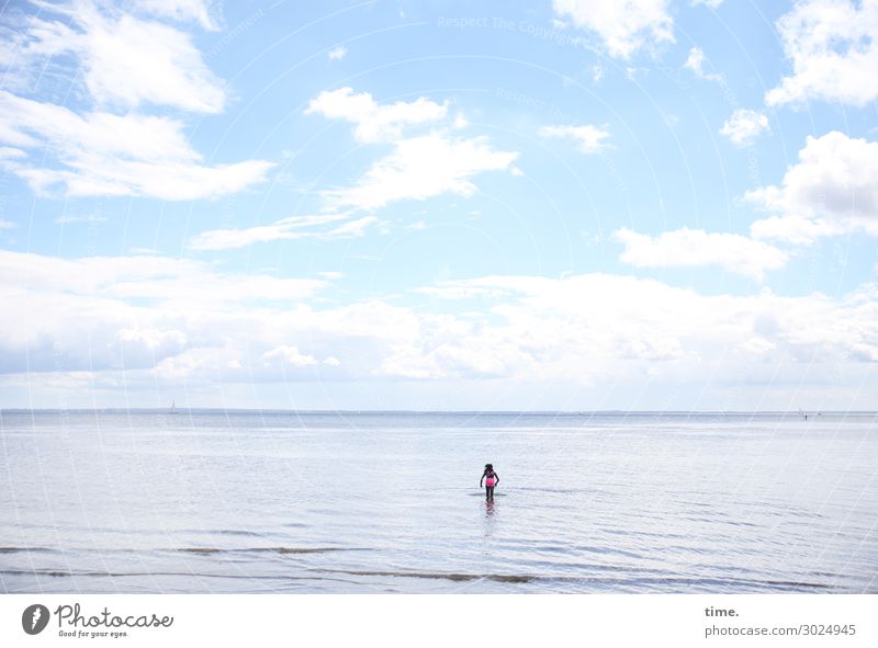 luftig | Himmel über weiter See feminin Mädchen 1 Mensch Umwelt Wasser Wolken Horizont Küste Strand Ostsee schwarzhaarig langhaarig Schwimmen & Baden beobachten