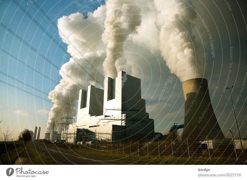 Braunkohlenkraftwerk Neurath in NRW Energiewirtschaft CO2 Luftverschmutzung Kohlekraftwerk Himmel Klimawandel Politik & Staat CO2-Ausstoß Straße bedrohlich