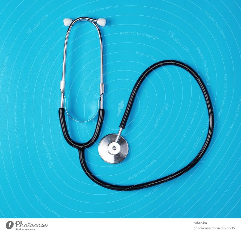 Medizinisches Stethoskop auf blauem Hintergrund Gesundheitswesen Behandlung Krankheit Medikament Arzt Krankenhaus Werkzeug hören modern schwarz Kardiologie