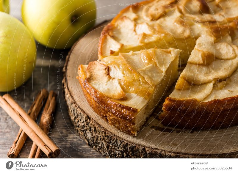 Hausgemachter Apfelkuchen auf Holztisch. Pasteten Dessert Backwaren Scheibe Frucht Lebensmittel Gesunde Ernährung Foodfotografie Herbst Teigwaren Torte