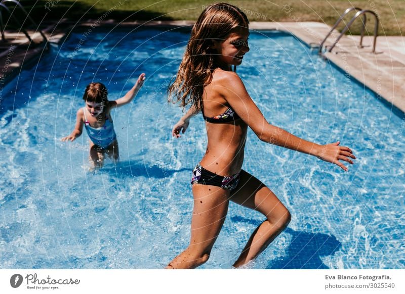 zwei schöne Schwesternkinder am Pool beim Spielen. Sommerzeit trinken Saft Lifestyle Freude Schwimmbad Ferien & Urlaub & Reisen Sonne Sport tauchen Kind Mensch