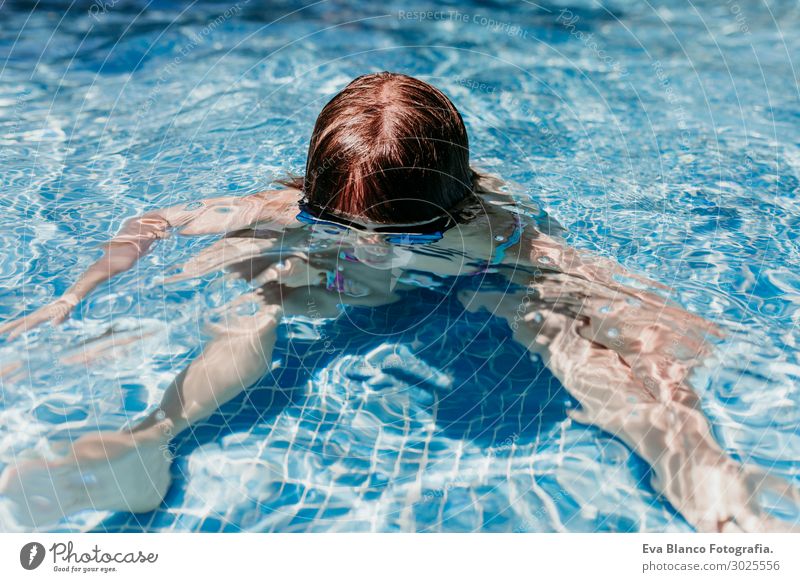 schönes Kindermädchen am Pool Tauchen mit Wasserbrille, Sommer Lifestyle Freude Schwimmbad Freizeit & Hobby Spielen Ferien & Urlaub & Reisen Sport tauchen