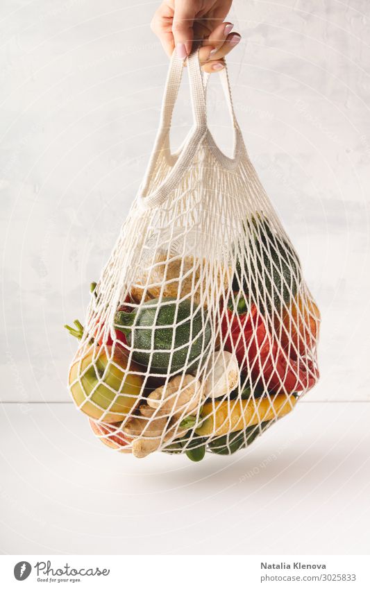 Frauenhand hält eine Tüte mit gemischtem Obst und Gemüse Tasche Konzept Baumwolle Erde Öko Ökologie Umwelt Lebensmittel frei frisch freundlich Früchte grün