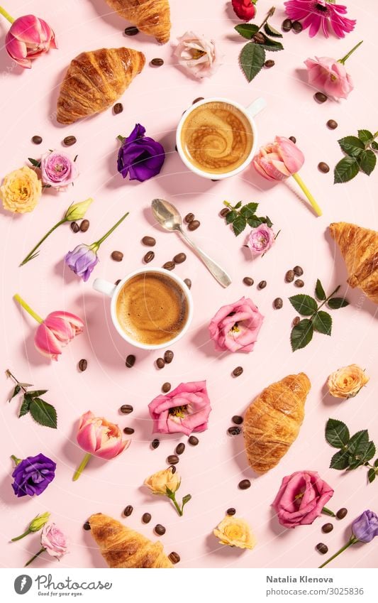 Morgenkaffee, Croissants und ein schöner Blumenstrauß. Flachlegen st Aroma Hintergrund Getränk Borte Frühstück Café Kaffee Kaffeehintergrund Zusammensetzung