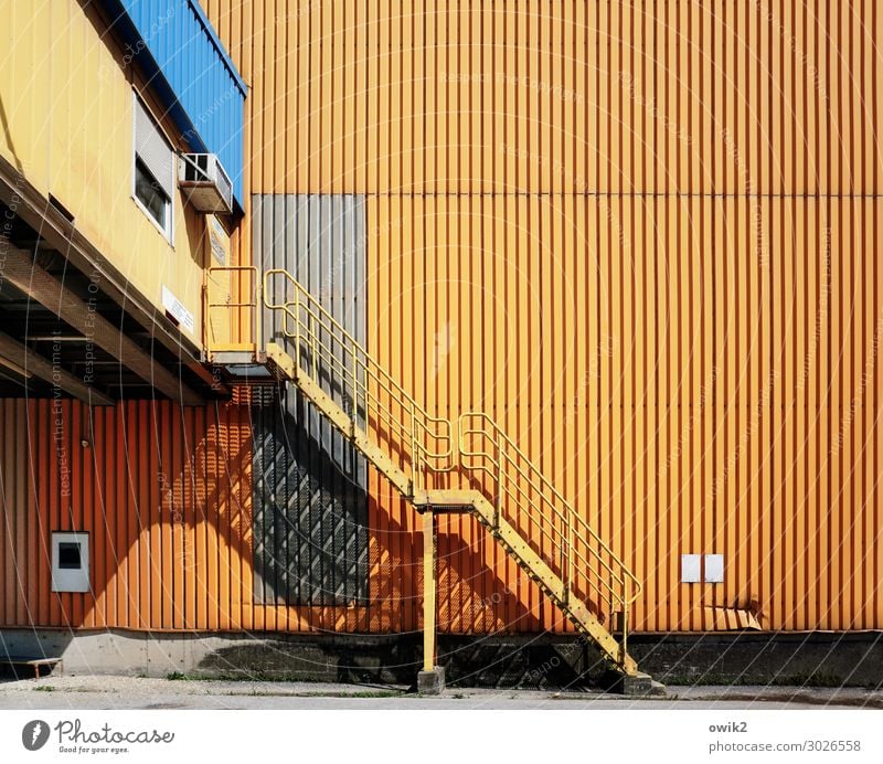 Wiener Hafen Stadtrand Fassade Wellblech Wellblechwand Treppe Leiter Lagerhalle Blech Blechwand Metall eckig einfach groß hoch blau gelb orange sparsam