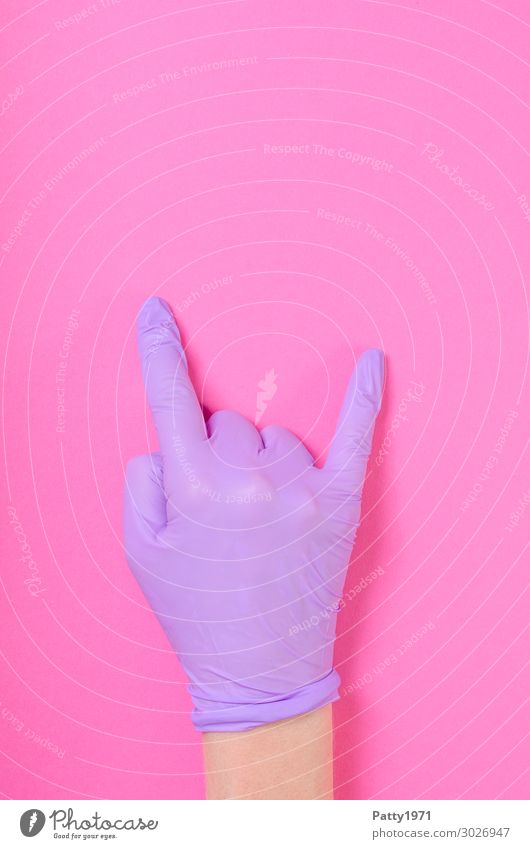 Metal Hand Gesundheitswesen Finger 1 Mensch 18-30 Jahre Jugendliche Erwachsene 30-45 Jahre Musik Latexhandschuhe Zeichen gestikulieren Coolness trendy violett