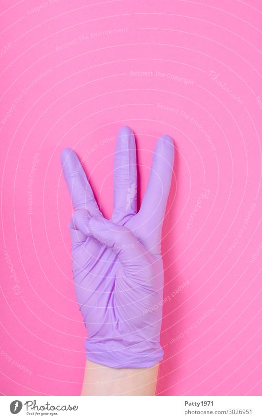 Hand vor pinkfarbenen Hintergrund, trägt medizinischen Schutzhandschuh und hält drei Finger in die Höhe Gesundheitswesen Mensch 13-18 Jahre Jugendliche