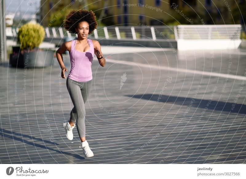 Schwarze Frau, Afro-Frisur, läuft ins Freie. Lifestyle schön Haare & Frisuren Wellness Freizeit & Hobby Sport Joggen Mensch feminin Junge Frau Jugendliche