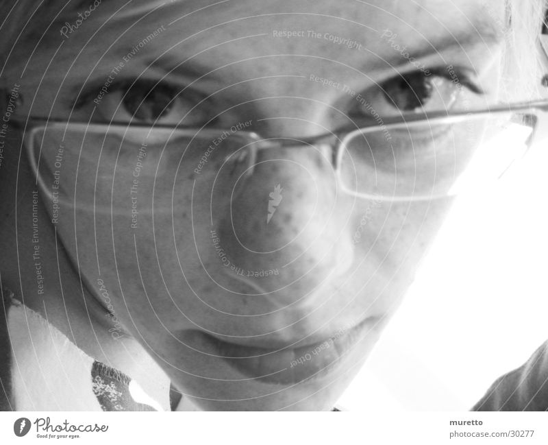 SoSo Frau Porträt Brille Gesicht Auge Nase Mund Blick Frauengesicht Junge Frau 13-18 Jahre Brillenträger Blick in die Kamera Schwarzweißfoto Anschnitt