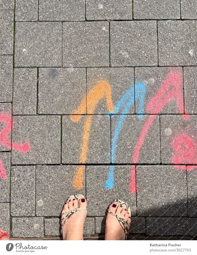 bunte Pfeile auf der Straße Zeichen Schriftzeichen Hinweisschild Warnschild Graffiti blau grau orange rosa rot türkis weiß Wege & Pfade Fuß Kreide Straßenbelag