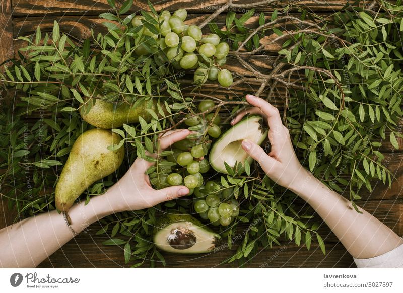 Frauenhände mit Trauben, Birnen und Avocados Landwirtschaft Ackerbau Ast Bauernhof flache Verlegung Lebensmittel Gesunde Ernährung Speise frisch Frucht Garten