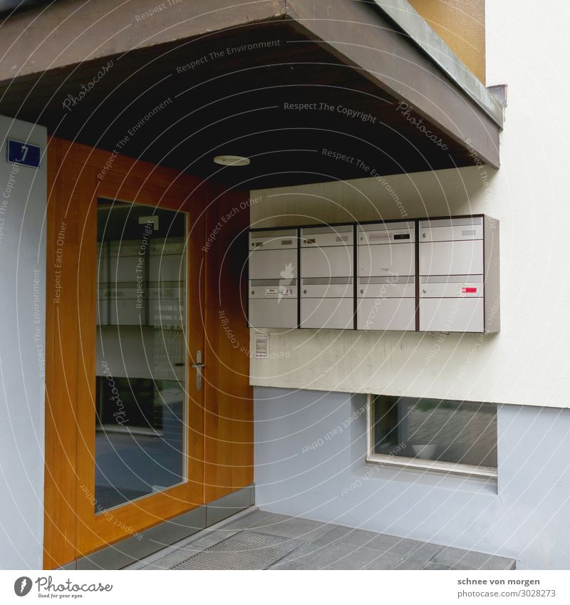 Postalisch Bauwerk Gebäude Architektur Namensschild Klingel Briefkasten Kommunizieren außergewöhnlich Gastfreundschaft Farbfoto Licht Schatten Kontrast