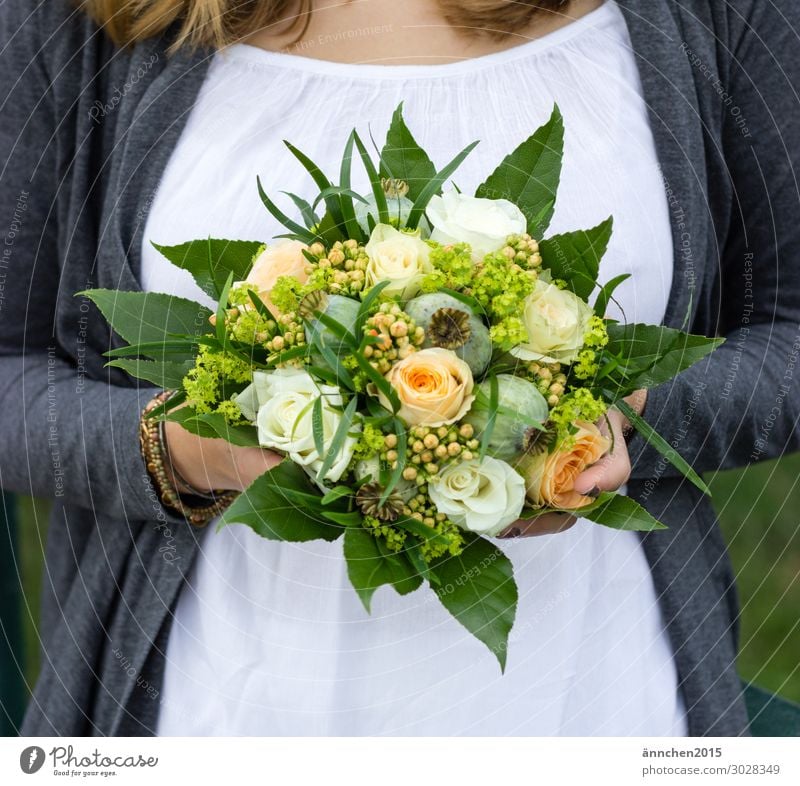 Ja, ich will! Liebe Hochzeit Heiratsantrag Blume Blumenstrauß Braut Frühling Sommer festhalten weiß grau grün orange Natur Glück Außenaufnahme Frau