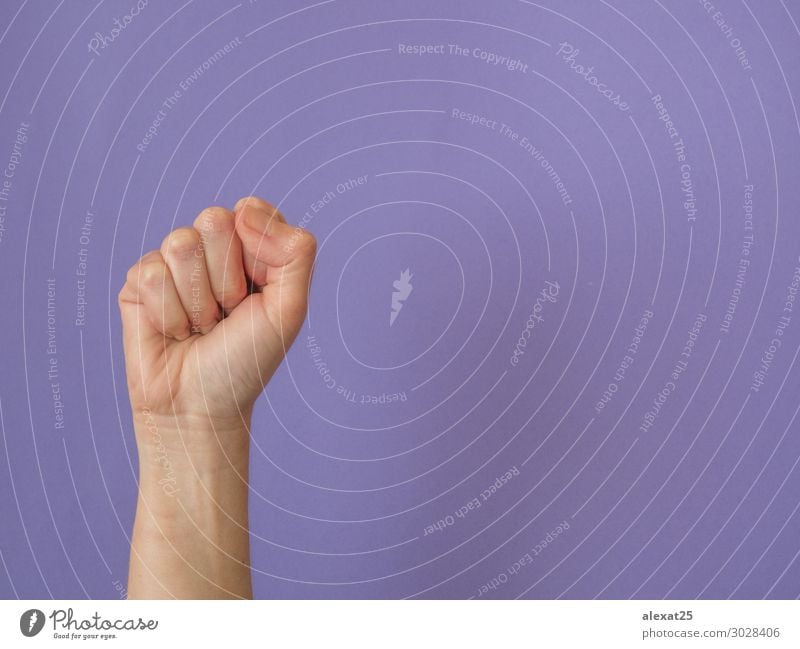Hand mit geballter Faust auf violettem Hintergrund mit Kopierraum Freiheit Mensch Frau Erwachsene Arme Finger Aggression stark Kraft zusammengedrückt zugeklappt