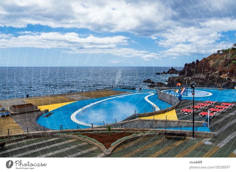 Schwimmbecken in Funchal auf der Insel Madeira, Portugal Erholung Schwimmbad Ferien & Urlaub & Reisen Tourismus Meer Natur Landschaft Wasser Wolken Klima Wetter