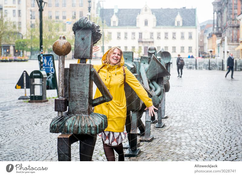 junge Frau in gelber Regenjacke marschiert mit Schweden Malmö 1 Mensch Zentralperspektive Stadtzentrum Altstadt schlechtes Wetter Junge Frau Freude Spielen