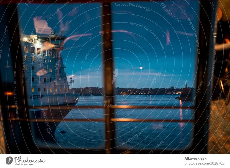 Dämmerung am Hafen mit Blick auf eine Fähre Menschenleer Abend Nacht dunkel Sonnenuntergang Wasser Horizont Wasserfahrzeug Reflexion & Spiegelung Fenster