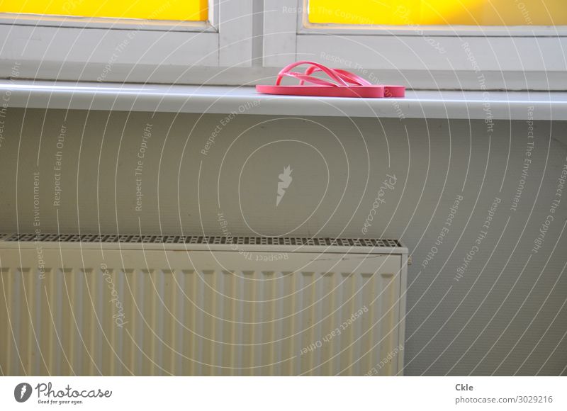 Irgendwo Lifestyle Häusliches Leben Raum Energiewirtschaft Energiekrise Klima Klimawandel Wärme Gebäude Mauer Wand Fenster Mode Schuhe Flipflops Heizkörper