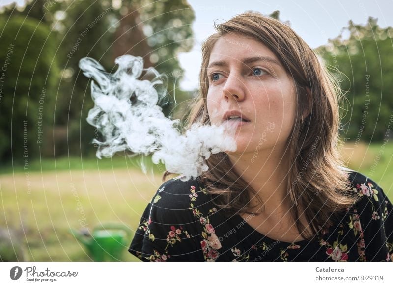 Ausatmen, junge Frau raucht Rauchen Rauschmittel feminin Junge Frau Jugendliche 1 Mensch Natur Pflanze Sommer Baum Gras Sträucher Garten Gießkanne