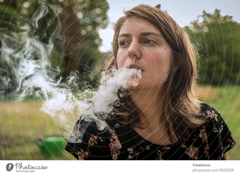 Rauchen junge Frau Portrait rauchen Zigarette ungesund Nikotin gesundheitsschädlich Gesundheitsrisiko Abhängigkeit Suchtverhalten Tabakwaren Laster