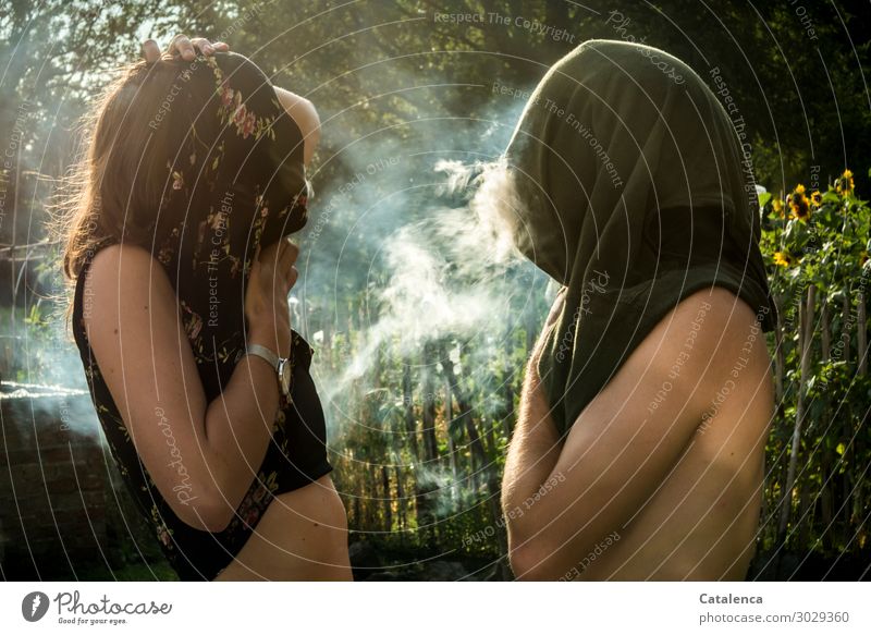 Quatsch machen beim Qualmen, zwei Personen verhüllen ihre Gesichter beim Rauchen Sommer maskulin feminin 2 Mensch Natur Pflanze Schönes Wetter Baum Blume Blatt