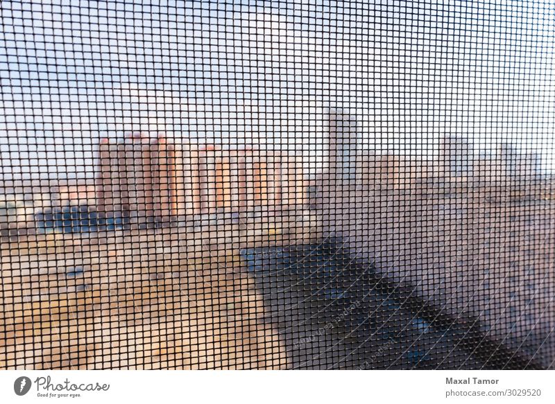 Moskitoschutz an einem Fenster Design Bildschirm Internet Stadt Gebäude Biene Metall Stahl dunkel schwarz Schutz Hintergrund Wanze Großstadt Konstruktion Tür