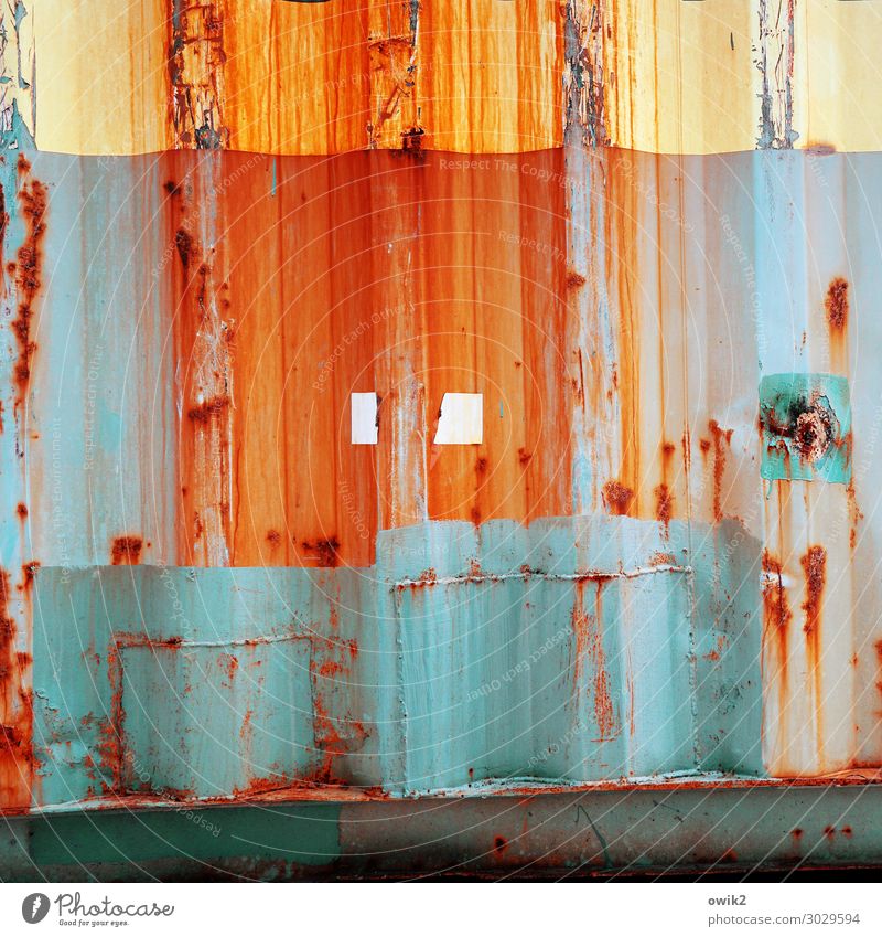 Rostbraten Wellblech Wellblechwand Container Metall alt trashig blau gelb orange rot türkis Verfall Vergangenheit Vergänglichkeit abrissreif Schliere Verlauf