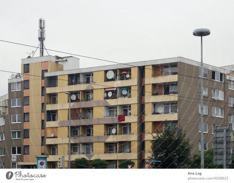 Nachkriegsmoderne I Kassel Stadt Stadtzentrum Menschenleer Hochhaus Fassade Balkon Häusliches Leben eckig gelb grau Plattenbau Farbfoto Außenaufnahme