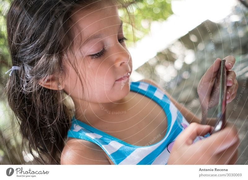 vier Jahre altes Mädchen, das wie ein Smartphone aussieht. Spielen Bildung Kind Telefon Handy PDA Technik & Technologie Internet Mensch klein niedlich 4s
