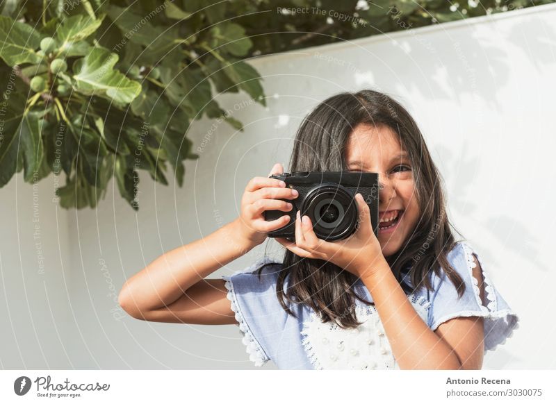 sechsjährige Fotografin Glück Spielen Kind Fotokamera Mensch Mädchen 1 Lächeln 6s spiegellos böse Zielvorstellung nehmen Grafik u. Illustration Fotografie
