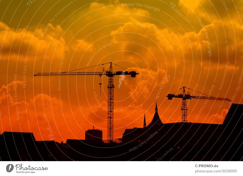 Eine Stadt wird nie fertig Rostock Silhouette Baukran Baustelle Himmel Wolken rot Dunst Arbeit & Erwerbstätigkeit Kirchturm Tag Sonnenuntergang Hansestadt