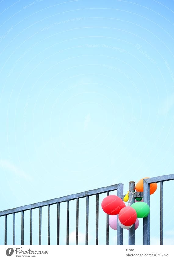 luftig | Fesselballons Himmel Schönes Wetter Zaun Geländer Luftballon mehrfarbig Zusammensein Ausdauer Überraschung Erschöpfung Frustration Enttäuschung