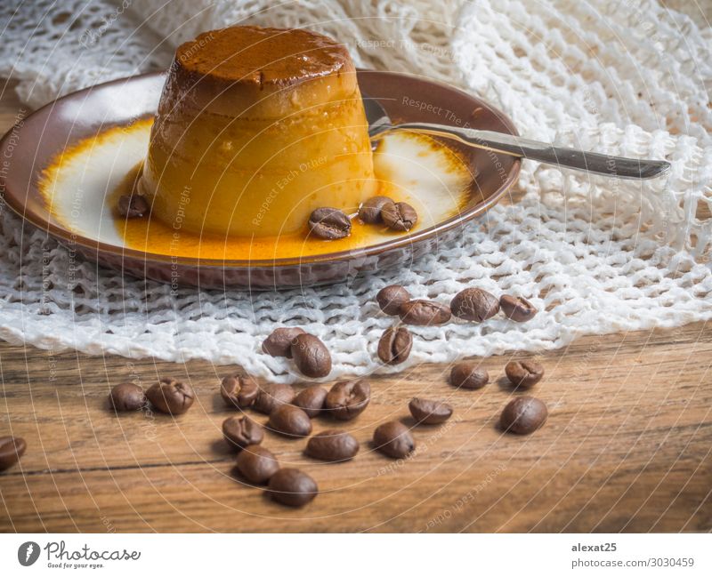 Kaffeeflansch in einem Teller auf Holzuntergrund Dessert lecker weiß Tradition Hintergrund Karamell Sahne cremig Essen zubereiten Vanillepudding Kuchen