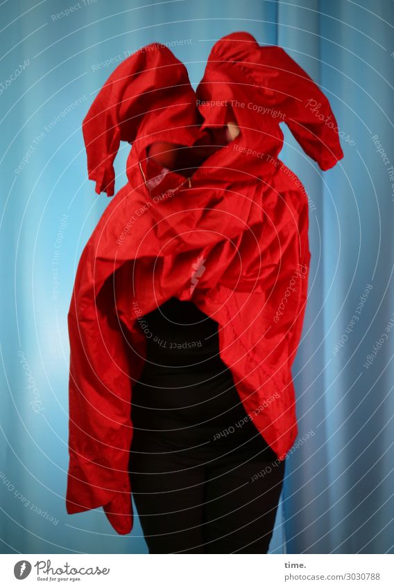 Anprobe feminin Frau Erwachsene 1 Mensch Kunst Schauspieler Hose Kleid Stoff Vorhang Gardine Bewegung festhalten stehen dunkel rebellisch blau rot Leidenschaft