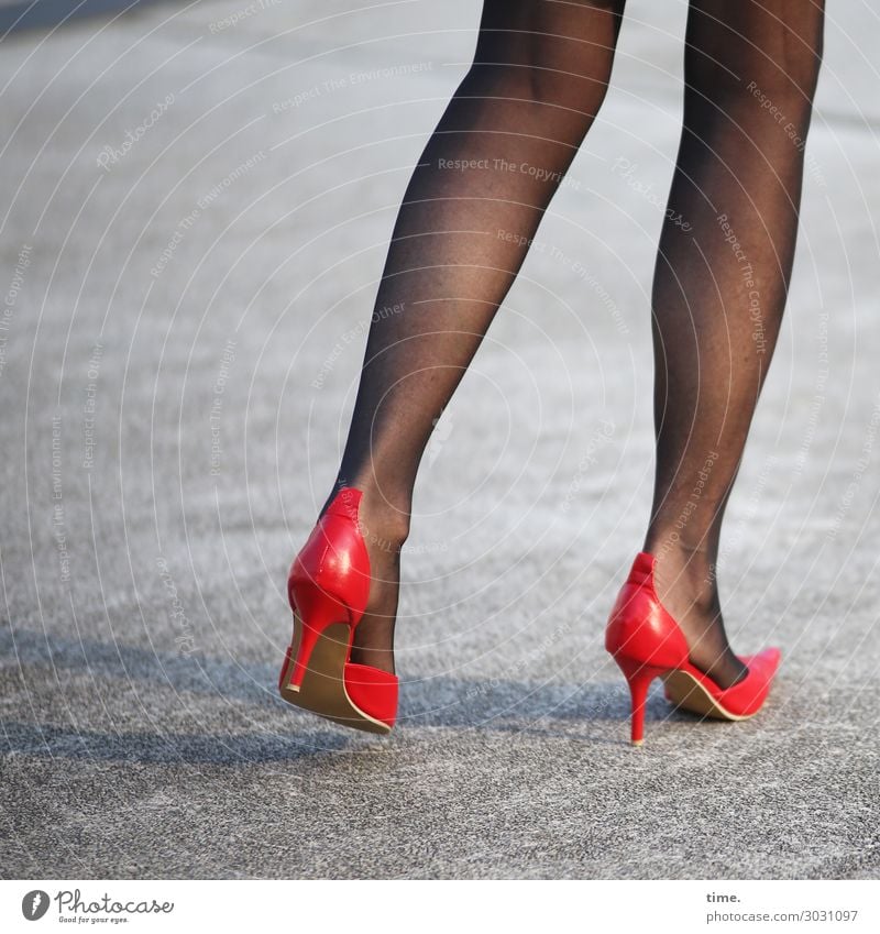 stylish | AST 10 feminin Frau Erwachsene Beine Fuß Mensch Straße Asphalt Strumpfhose Damenschuhe gehen stehen grau rot selbstbewußt Leidenschaft Zusammensein