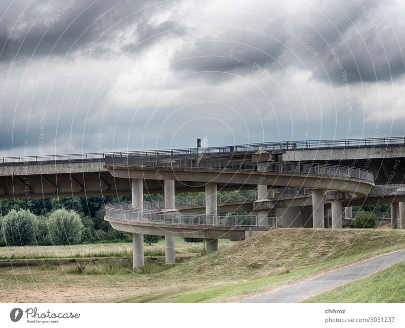 Fahrradrampe Rampe Spindel Kreisel Fahrradweg Autobahn Höhenunterschied überwinden radeln verbinden bewölkt Unwetter Stützen