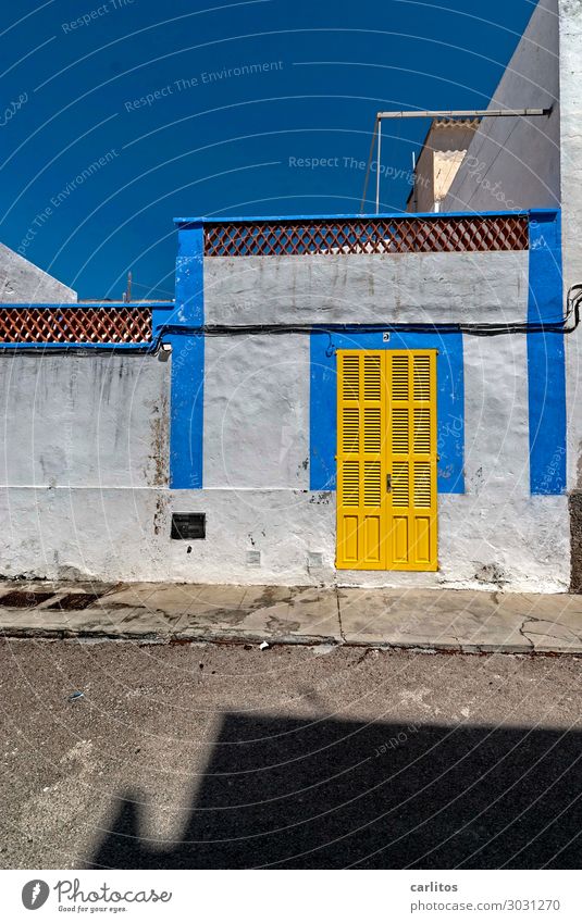 casa azul-amarilla Tür gelb blau Mallorca Porto Colom geschlossen Intimität Ferien & Urlaub & Reisen Romantik alt Fensterladen Dachterrasse