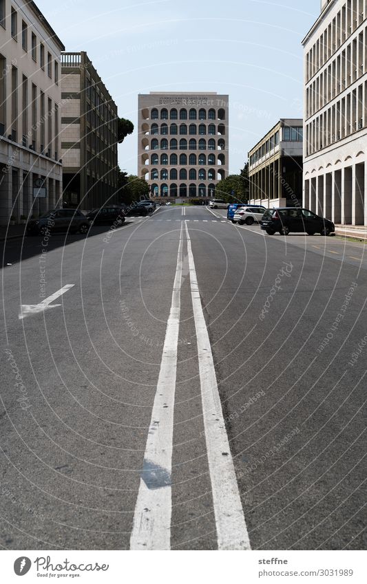 on the road | on the road again Stadt Fassade Italien Rom Weltausstellung Moderne Architektur Straße Palazzo della Civiltà Italiana Verkehr Symmetrie