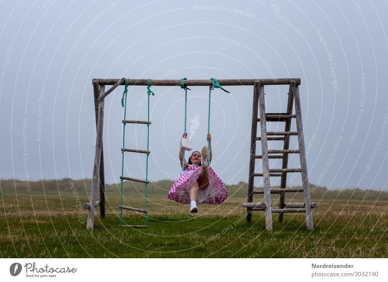 Frau im Sommerkleid auf einer Schaukel Textfreiraum oben Außenaufnahme Gelassenheit Freiheit Nostalgie Stimmung Einsamkeit Bewegung Bekleidung Kleid schaukeln