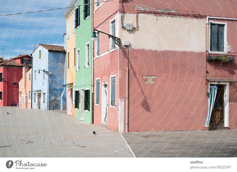 bunt Kleinstadt Haus Fassade schön Venedig Burano malerisch Ferien & Urlaub & Reisen Farbfoto mehrfarbig Außenaufnahme Menschenleer Textfreiraum links