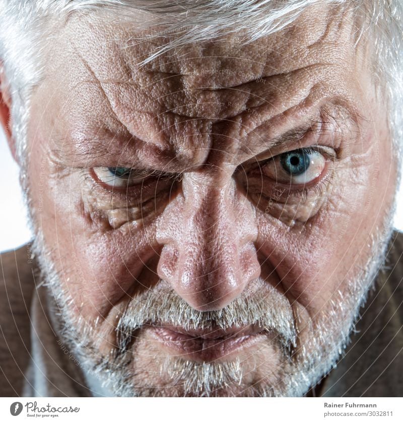 Porträt eines älteren Mannes mit intensivem Blickkontakt Auge Nahaufnahme Bart Anspannung maskulin Gesicht Gefühle Entschlossenheit Aggression