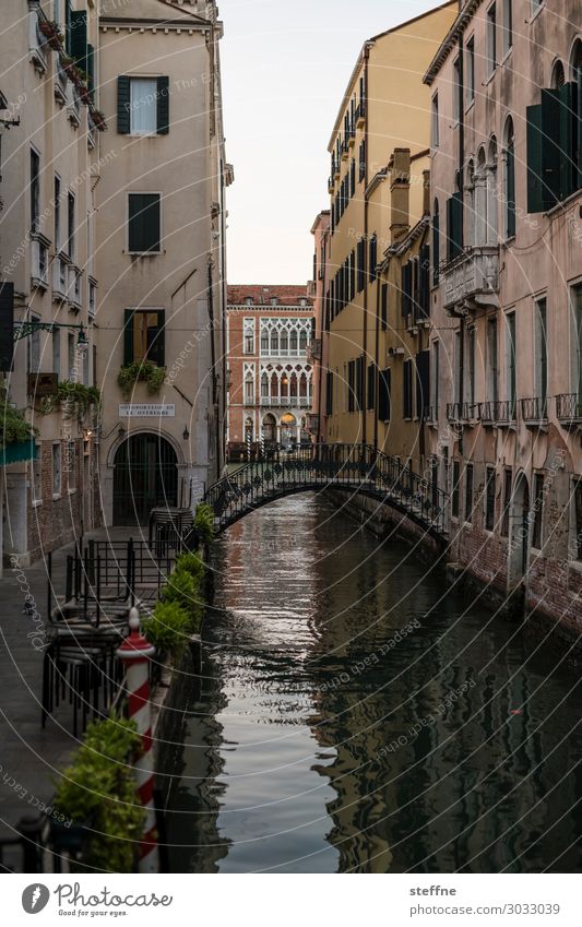 Kanal Altstadt Treppe Sehenswürdigkeit außergewöhnlich Brücke Venedig Italien Tourismus Ferien & Urlaub & Reisen Farbfoto Außenaufnahme Menschenleer