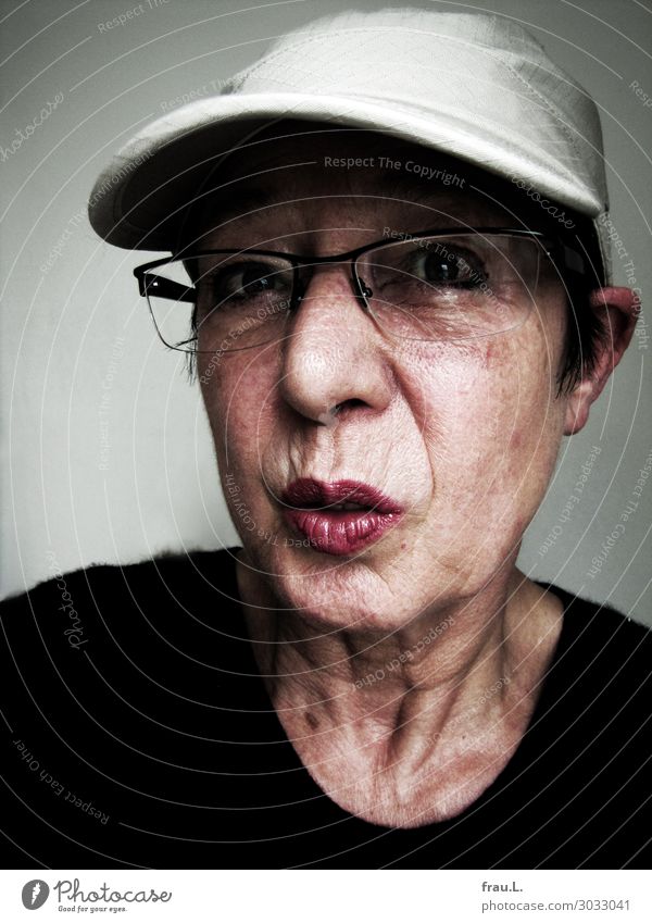 Basecap Mensch Frau Erwachsene Weiblicher Senior Gesicht 1 60 und älter Pullover Brille Mütze schwarzhaarig alt Blick Aggression hässlich kaputt rebellisch