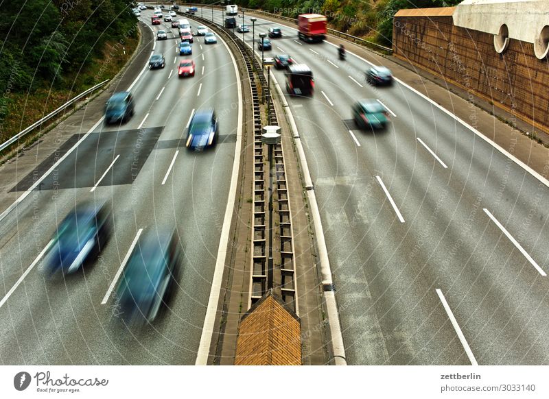Straßenverkehr PKW Autobahn fahren Bewegung Kurve Menschenleer Ferien & Urlaub & Reisen Reisefotografie Geschwindigkeit Spuren Spurwechsel Verkehrsstau