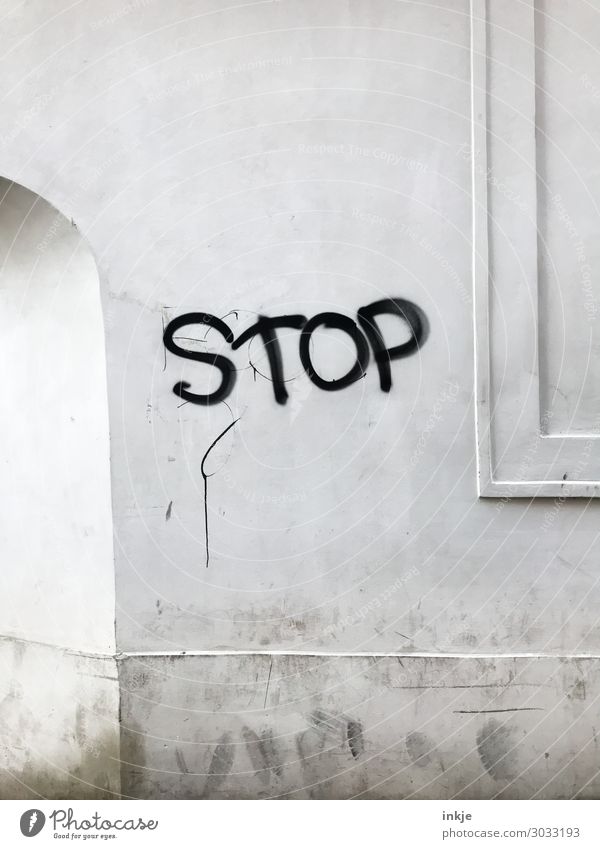 STOP Menschenleer Mauer Wand Fassade Durchgang Torbogen Fensterrahmen Schriftzeichen Graffiti einfach Stadt grau schwarz weiß stoppen Verbote Farbfoto