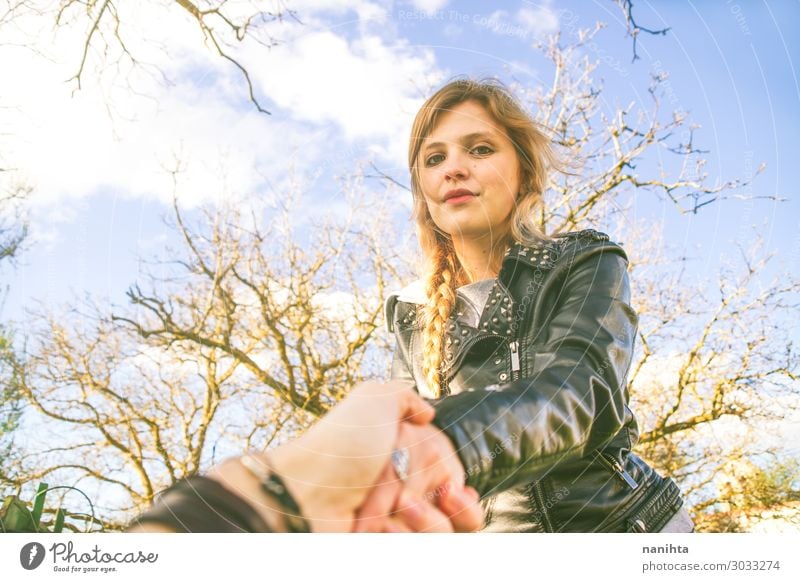 Junge blonde Frau hält die Hand ihres Freundes. Lifestyle Glück Leben Mensch feminin Junge Frau Jugendliche Erwachsene Freundschaft Paar 1 18-30 Jahre Umwelt