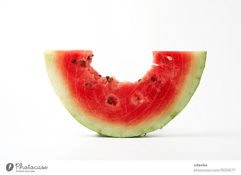 von einem Stück reifer roter runder Wassermelone mit Samen abgebissen. Frucht Dessert Ernährung Vegetarische Ernährung Diät Sommer Natur frisch natürlich saftig