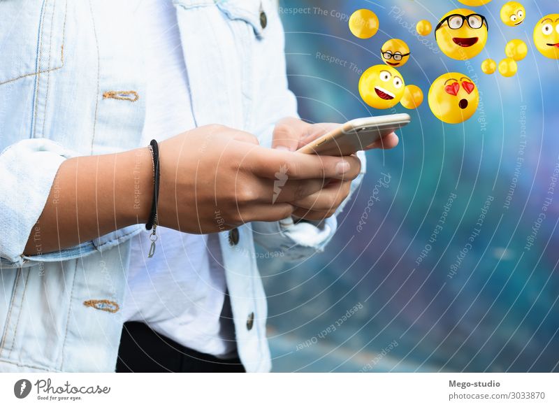 Frau, die Smartphones benutzt und Emojis sendet. Lifestyle Glück Gesicht Telefon PDA Bildschirm Technik & Technologie Internet Mensch Erwachsene Hand lustig